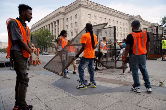 Các nhân viên công tác khẩn casaps dựng hàng rào lưới thép bảo vệ xung quanh Nhà Trắng (Ảnh: Reuters).