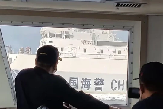 Tàu Hải Cảnh Trung Quốc áp sát, ngăn cản tàu Philippines tuần tra ở vùng biển bãi Scaborough (Ảnh: Đông Phương).