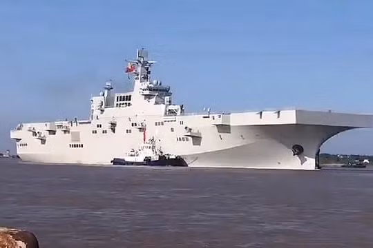 Tàu tấn công đổ bộ Type 075 Quảng Tây ở cảng Châu Sơn, Chiết Giang (Ảnh: Chinatimes).