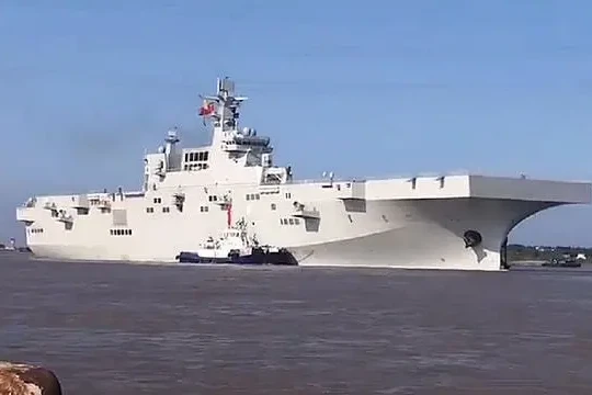 Tàu tấn công đổ bộ Type 075 Quảng Tây ở cảng Châu Sơn, Chiết Giang (Ảnh: Chinatimes).