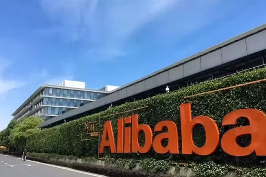 Tin đồn về kế hoạch giảm cổ phần của Jack Ma đã khiến giá trị thị trường của Alibaba bốc hơi 42 tỉ USD chỉ trong một ngày (Ảnh: Sohu)