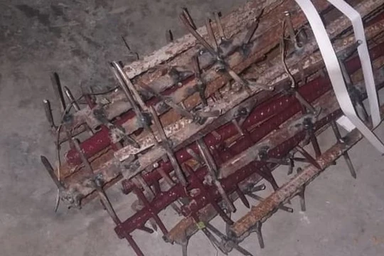 Gậy sắt có gắn đinh được cho là của lính Trung Quốc dùng để tấn công binh sĩ Ấn Độ (Ảnh: BBC).