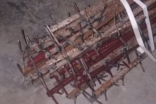 Gậy sắt có gắn đinh được cho là của lính Trung Quốc dùng để tấn công binh sĩ Ấn Độ (Ảnh: BBC).