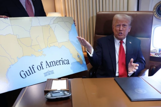 Tổng thống Mỹ Donald Trump ký sắc lệnh đổi tên Vịnh Mexico thành "Vịnh Mỹ" gây nên rắc rối. Ảnh: Reuters.