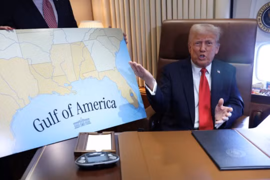 Tổng thống Mỹ Donald Trump ký sắc lệnh đổi tên Vịnh Mexico thành "Vịnh Mỹ" gây nên rắc rối. Ảnh: Reuters.