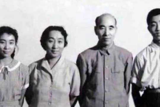 Gia đình Lâm Bưu: Lâm Lập Quả, Lâm Bưu, Diệp Quần, Lâm Đậu Đậu (phải qua trái), 3 người tử nạn trong Sự kiện 13/9, trừ Lâm Đậu Đậu (Ảnh: kanlishi).