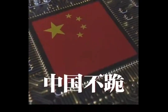 Một hình ảnh trong phim nhấn mạnh "Trung Quốc không quỳ gối". Ảnh: SingTao.