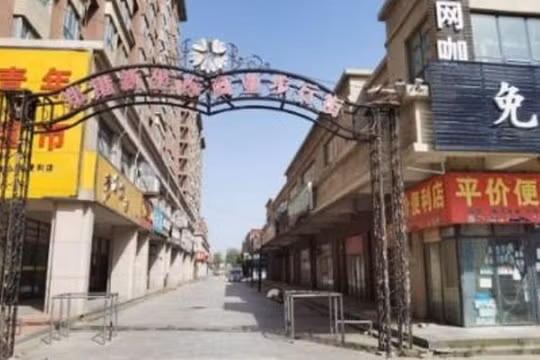 Khu phố cạnh nhà máy sản xuất Iphone ở Trịnh Châu, Hà Nam vốn sầm uất nay vắng tanh vì Foxconn chuyển dây chuyền sang nước khác. Ảnh: Chosun.