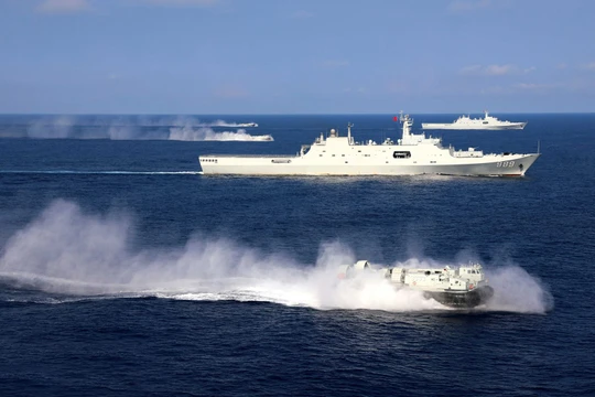 Các loại tàu chiến Trung Quốc diễn tập đổ bộ chiếm đảo ở vùng biển Hoàng Sa đầu tháng 7 (Ảnh: Đa Chiều).