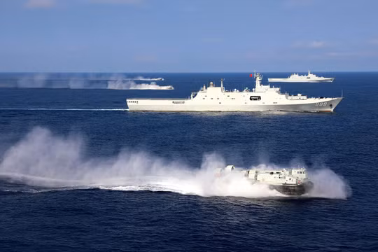 Các loại tàu chiến Trung Quốc diễn tập đổ bộ chiếm đảo ở vùng biển Hoàng Sa đầu tháng 7 (Ảnh: Đa Chiều).