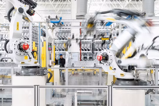 Các cánh tay máy đang thực hiện các công đoạn lắp ráp xe tại nhà máy của hãng xe điện Zeekr. Ảnh: Nytimes.