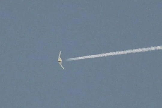 Hình ảnh được cho là chiếc UAV RQ-180 bị một người chụp được đưa lên mạng xã hội và tạp chí Aviation Weekly đăng lại (Ảnh: Dongfang).