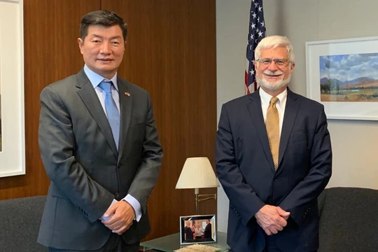 Ngày 20/11, Điều phối viên đặc biệt của Mỹ về Tây Tạng, Trợ lý Bộ trưởng Ngoại giao Robert Destro tiếp lãnh đạo "chính phủ Tây Tạng" lưu vong Lobsang Sangay (trái) tại Nhà Trắng (Ảnh: Theweek).