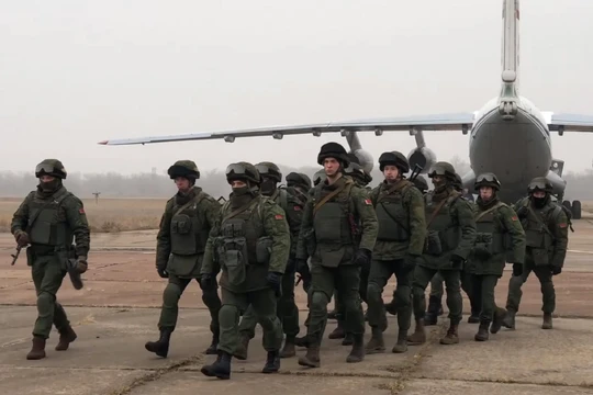 Lực lượng gìn giữ hòa bình CSTO đến Kazakhstan hôm 6/1 (Ảnh: AP).