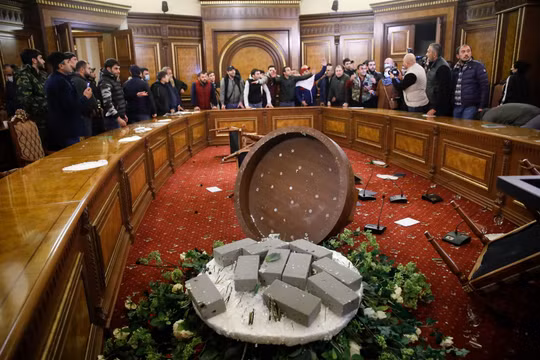 Sau khi Thủ tướng Pashinyan ký hiệp ước ngừng bắn, thực tế là chấp nhận thất bại, người dân Armenia xông vào Văn phòng Thủ tướng và nhà Quốc hội đạp phá, lục soát (Ảnh: AP). 