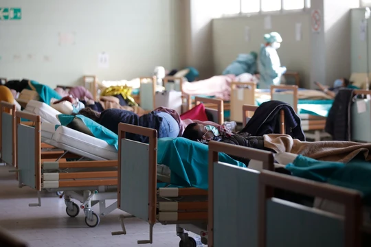 Số bệnh nhân và số tử vong vì COVID-19 ở các nước châu Âu đang gia tăng rất nhanh (Ảnh: AP).