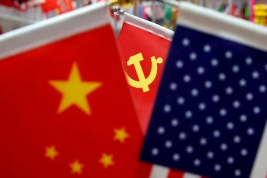 Quốc kỳ Trung Quốc, Mỹ và cờ đảng Trung Quốc được trưng bày tại một trung tâm thương mại ở tỉnh Chiết Giang (Ảnh: Reuters).