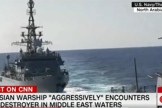 Chiếc tàu Nga tiếp cận tàu Mỹ từ phía sau, lúc gần nhất chỉ cách nhau 54 mét trước khi đổi hướng. (Ảnh: CNN)