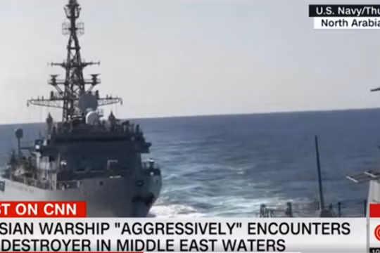 Chiếc tàu Nga tiếp cận tàu Mỹ từ phía sau, lúc gần nhất chỉ cách nhau 54 mét trước khi đổi hướng. (Ảnh: CNN)