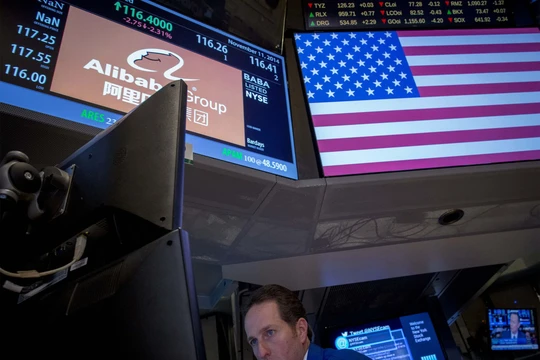 Việc lưỡng viện Mỹ thông qua dự luật cấm các công ty Trung Quốc niêm yết tại Mỹ trừ khi họ tuân thủ các tiêu chuẩn kiểm toán của Mỹ được cho là nhằm vào các công ty lớn của Trung Quốc như Alibaba, Pinduoduo và PetroChina (Ảnh: Dwnews). 