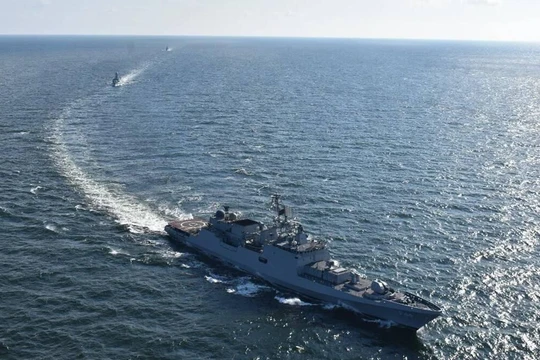 Tàu chiến của 4 nước trong Cơ chế Bộ Tứ tiến hành tập trận Malabar 2021 ở gần Guam (Ảnh: Indian Express)