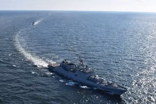 Tàu chiến của 4 nước trong Cơ chế Bộ Tứ tiến hành tập trận Malabar 2021 ở gần Guam (Ảnh: Indian Express)