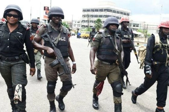 Lực lượng cảnh sát mang súng duy trì lệnh phong tỏa trên đường phố thủ đô Lagos (Ảnh: China Press).