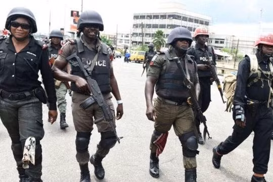 Lực lượng cảnh sát mang súng duy trì lệnh phong tỏa trên đường phố thủ đô Lagos (Ảnh: China Press).