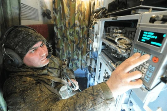 Sĩ quan tác chiến điện tử của Nga thao tác trên thiết bị (Ảnh: Sohu).