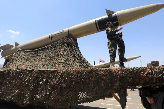 Tên lửa đạn đạo Quds-5 của Houthi trong một cuộc diễu binh. Ảnh: Getty.