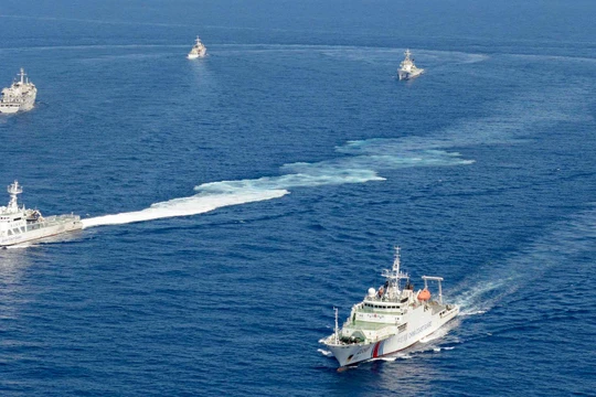 Tàu tuần tra Nhật Bản (trái) xua đuổi tàu Hải cảnh Trung Quốc ở vùng biển quần đảo tranh chấp Senkaku/Điếu ngư (Ảnh: Dwnews). 