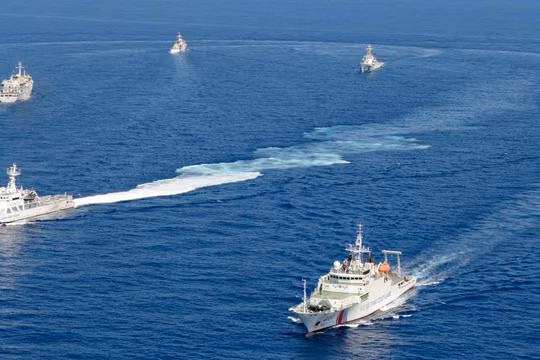 Tàu tuần tra Nhật Bản (trái) xua đuổi tàu Hải cảnh Trung Quốc ở vùng biển quần đảo tranh chấp Senkaku/Điếu ngư (Ảnh: Dwnews). 