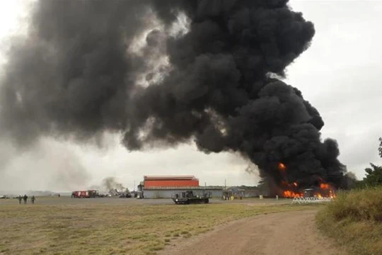 Chiều và tối ngày 4/1, ba căn cứ quân sự của Mỹ tại Kenya và Iraq đã bị tấn công. Trong ảnh: vụ tấn công phá hủy 4 máy bay và nhiều xe quân sự Mỹ tại Lamu, Kenya (Ảnh:Tân Hoa xã).