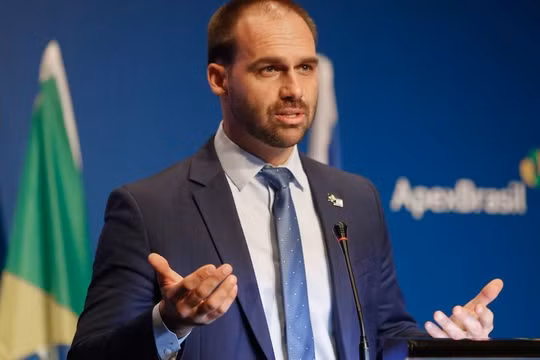 Ông Eduardo Bolsonaro gây nên cuộc khẩu chiến giữa Trung Quốc với Brazil với phát biểu: “Thủ phạm gây ra cuộc khủng hoảng dịch bệnh COVID-19 là Trung Quốc” (Ảnh: Globo).