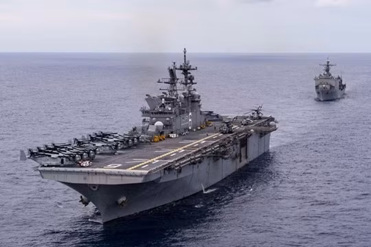 Tàu tấn công đổ bộ trực thăng USS America của Mỹ được cho là xuất hiện gần Đài Loan (Ảnh: Đông Phương).