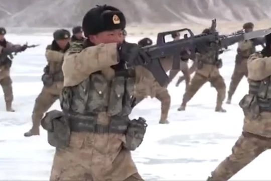 Lính Trung Quốc ở biên giới Trung - Ấn luyện tập chiến đấu trong điều kiện băng tuyết (Ảnh: Dwnews).