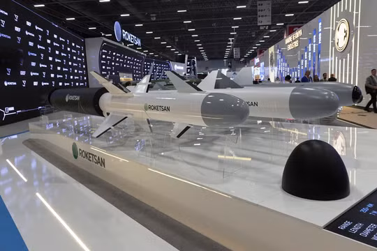 Đạn tên lửa Akata phóng từ tàu ngầm được trưng bày tại IDEF 2025. Ảnh: Edrmagazine.