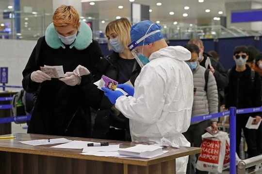 Trung Quốc đã chuyển trọng điểm chống dịch sang siết chặt nhập cảnh để ngăn dịch bệnh lây từ ngoài vào. Ảnh: kiểm tra người nước ngoài khai báo y tế tại sân bay Phố Đông, Thượng Hải (Ảnh: CNS).