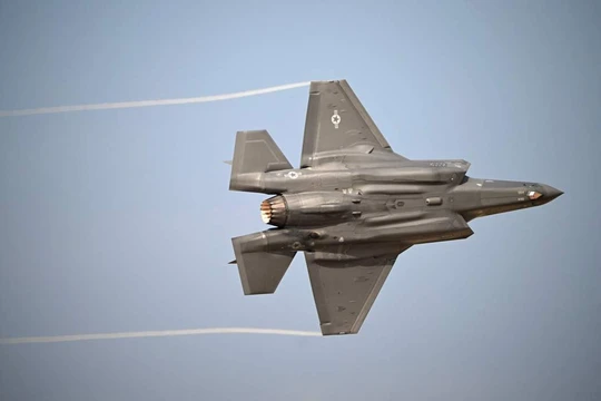 Một chiếc tiêm kích F-35 “Lightning II” do Lockheed Martin sản xuất bay biểu diễn tại Triển lãm Hàng không Dubai ngày 17/11. Ảnh AFP.