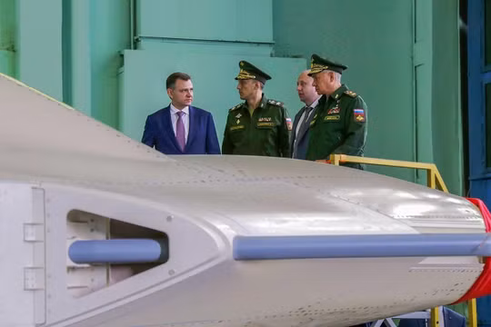 Ông Sergey Shoigu thị sát mẫu S-70 Okhotnik tại nhà máy của Sukhoi (Ảnh: defence).