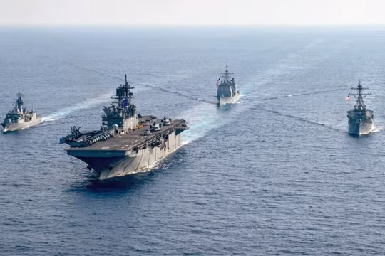  Tàu khu trục Australia HMAS Parramatta (trái) tập trận chung với tàu đổ bộ USS America và các tàu khu trục USS Bunker Hill, USS Barry của Mỹ trên Biển Đông, tháng 4/2020 (Ảnh: Reuters).