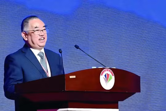 Ông Hứa Khai Hoa, vị Giáo sư bỏ giảng dạy đi làm nghề "nhặt ve chai" và trở thành tỷ phú. Ảnh: Sina.