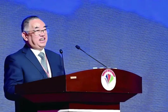 Ông Hứa Khai Hoa, vị Giáo sư bỏ giảng dạy đi làm nghề "nhặt ve chai" và trở thành tỷ phú. Ảnh: Sina.