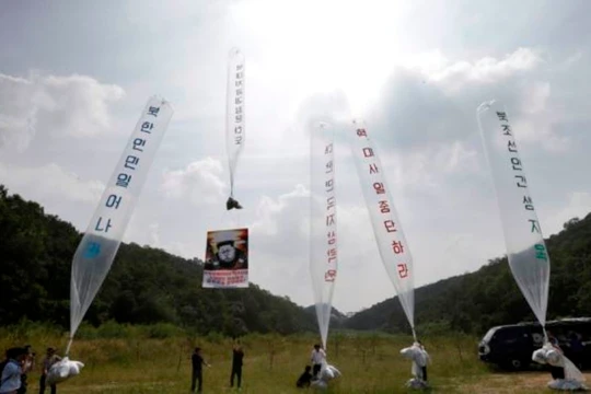 Việc những người Bắc Triều Tiên đào thoát sử dụng lãnh thổ Hàn Quốc để thả truyền đơn đã khiến quan hệ liên Triều trở lại thời kỳ băng giá (Ảnh: AP).