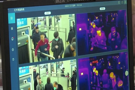 Các sân bay và nhà ga ở Vũ Hán cưỡng chế những người bị sốt không được rời khỏi thành phố (Ảnh: Đa Chiều). 