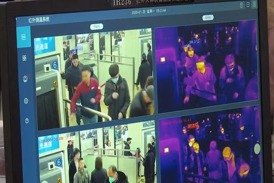 Các sân bay và nhà ga ở Vũ Hán cưỡng chế những người bị sốt không được rời khỏi thành phố (Ảnh: Đa Chiều). 