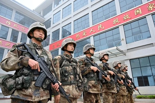 Báo Anh The Sun cho rằng Trung Quốc có kế hoạch chỉnh sửa gene để tạo ra những siêu binh sĩ trên chiến trường (Ảnh: Đông Phương).