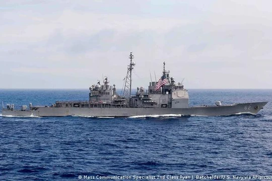Tàu tuần dương USS Chancellorsville, một trong hai tàu chiến của Hạm đội 7 băng qua eo biển Đài Loan hôm 28/8 (Ảnh: AP/HD7).