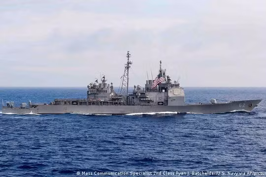 Tàu tuần dương USS Chancellorsville, một trong hai tàu chiến của Hạm đội 7 băng qua eo biển Đài Loan hôm 28/8 (Ảnh: AP/HD7).