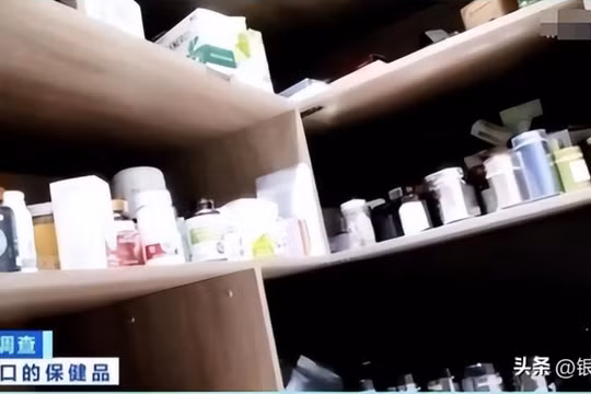 Các sản phẩm thực phẩm chức năng giả nhập ngoại công khai bày bán trong các cửa hàng. Ảnh: CCTV/Toutiao.